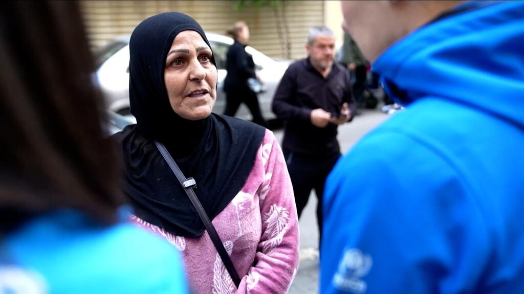 هنية، مواطنة لبنانية من الجنوب نزحت إلى بيروت بسبب التصعيد على طول الحدود اللبنانية الإسرائيلية.